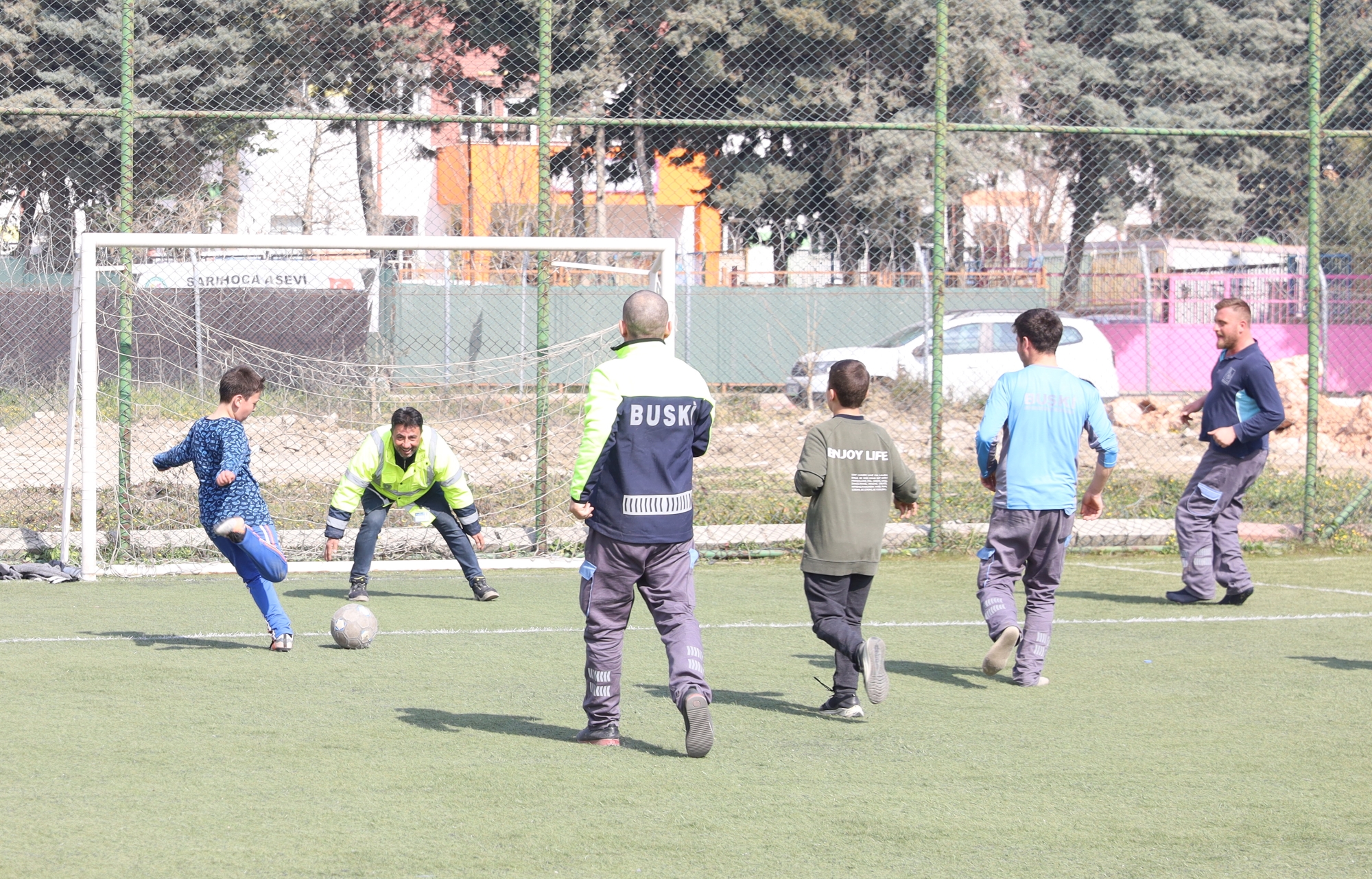 Depremzede çocuklarla moral maçı