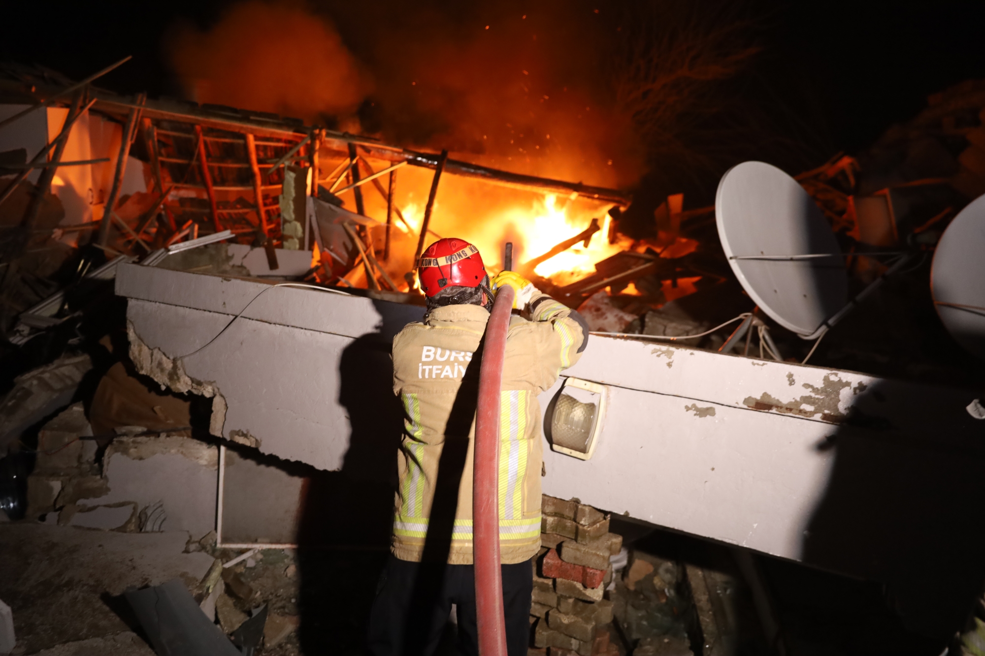 Enkazda çıkan yangını Bursa itfaiyesi söndürdü