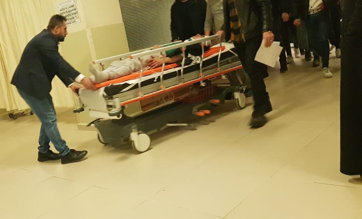 Halk otobüsünden inen gence otomobil çarptı