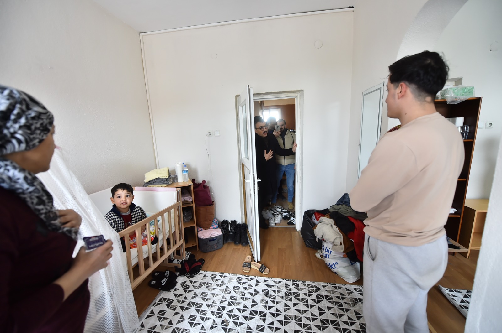 İnegölspor takım otobüsü ile İnegöl’e gelen depremzedeler, İnegölspor altyapı tesislerine yerleştirildi