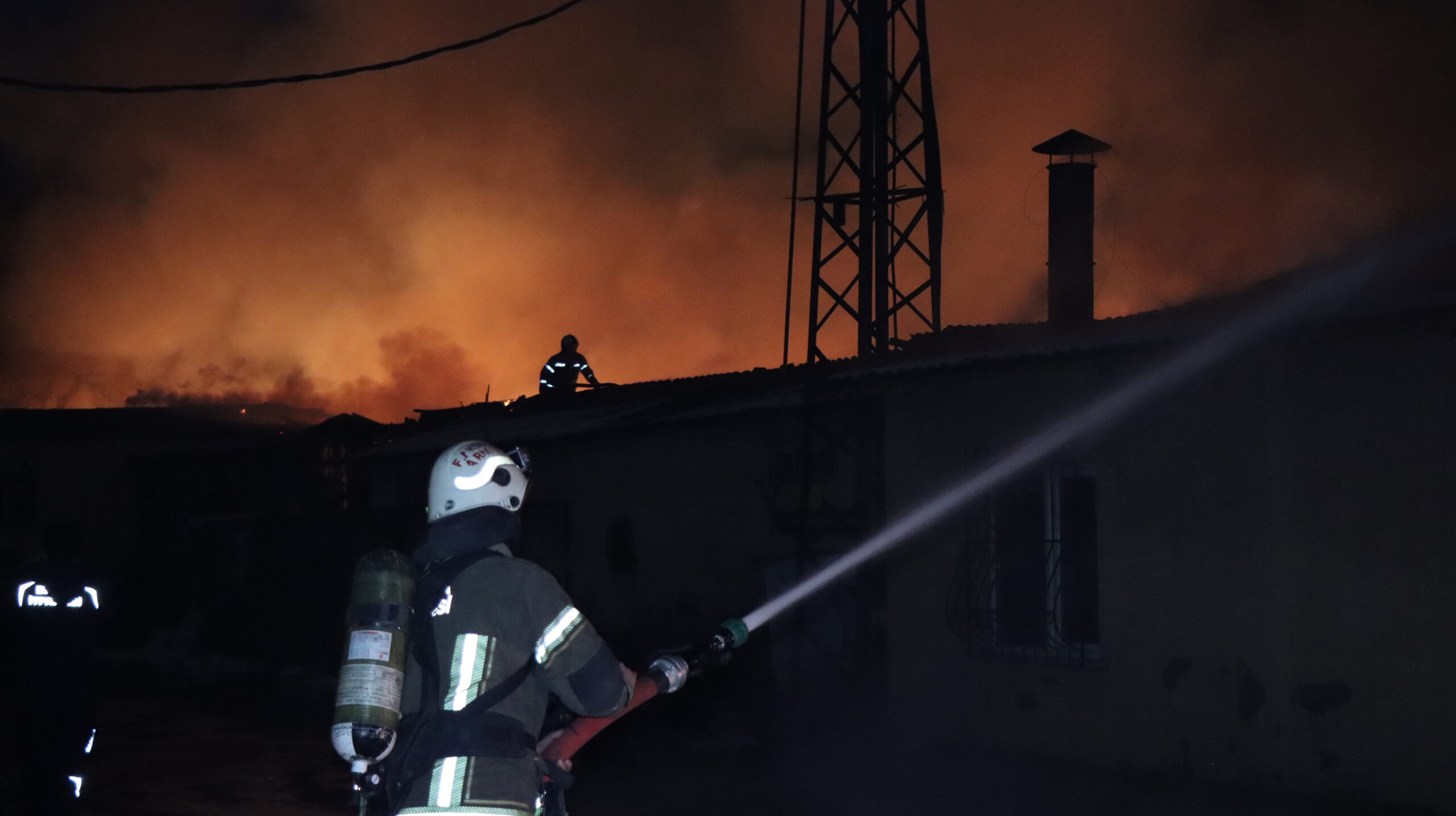 Koltuk imalathanesinde çıkan yangın kontrol altına alındı