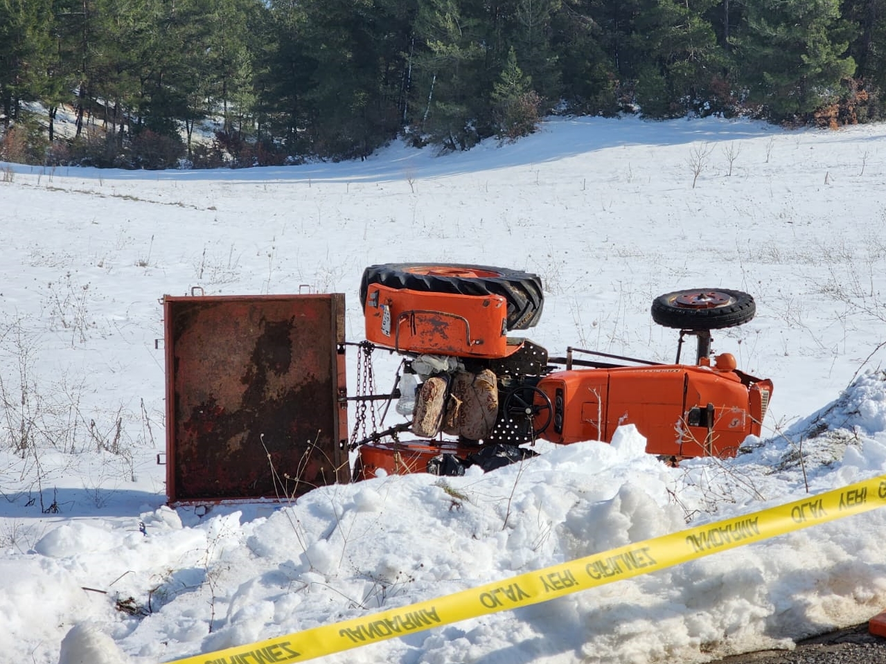 Devrilen traktörün altında kalan sürücü yaşamını yitirdi