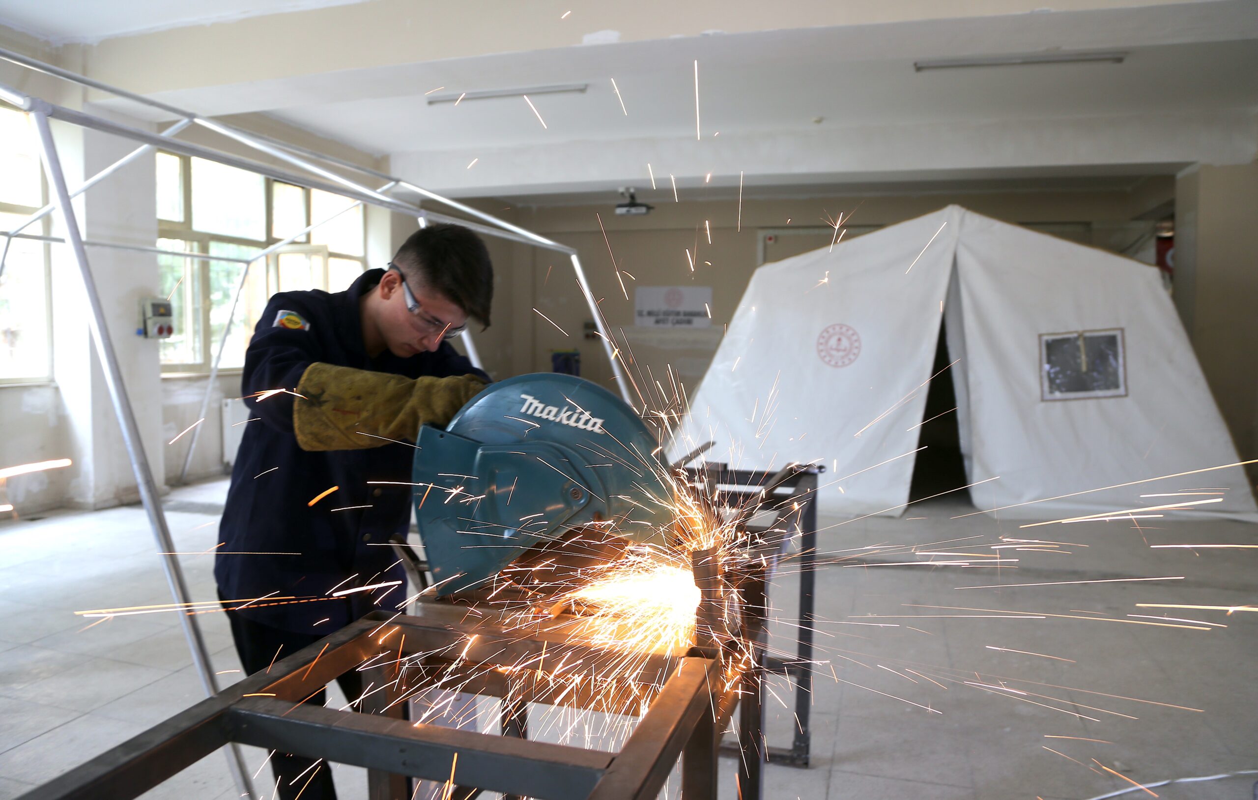 Bursa’daki 3 eğitim kurumu depremzedeler için AFAD standartlarında çadır üretiyor