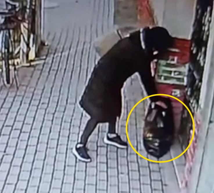 Arama kurtarma malzemelerinin olduğu poşeti alıp gitti