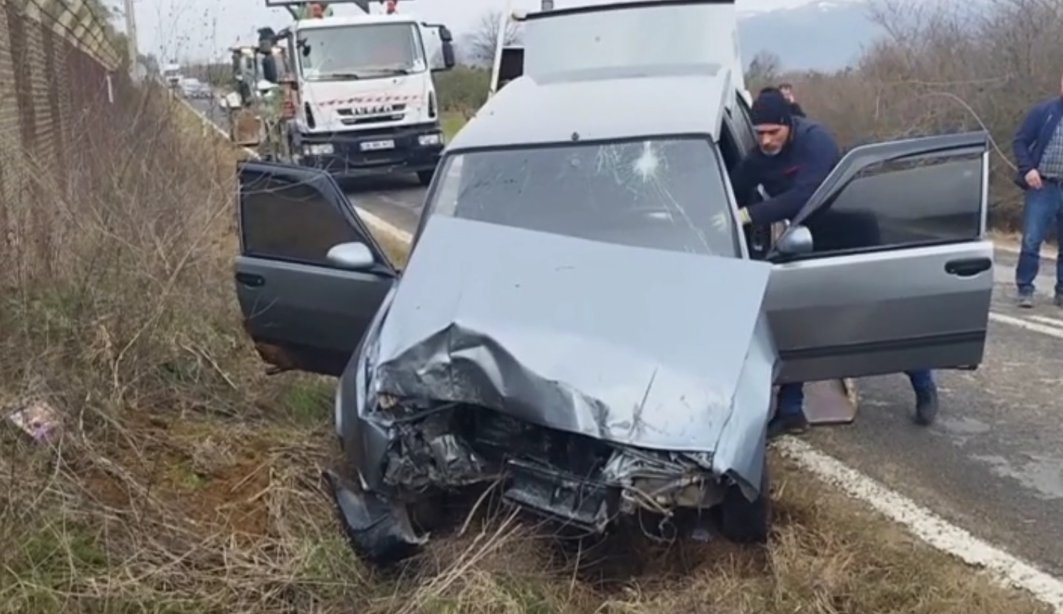 Kontrolden çıkan otomobil elektrik direğine çarptı