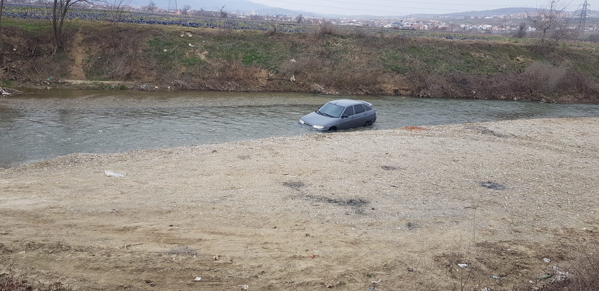 Kontrolden çıkan otomobil dereye daldı