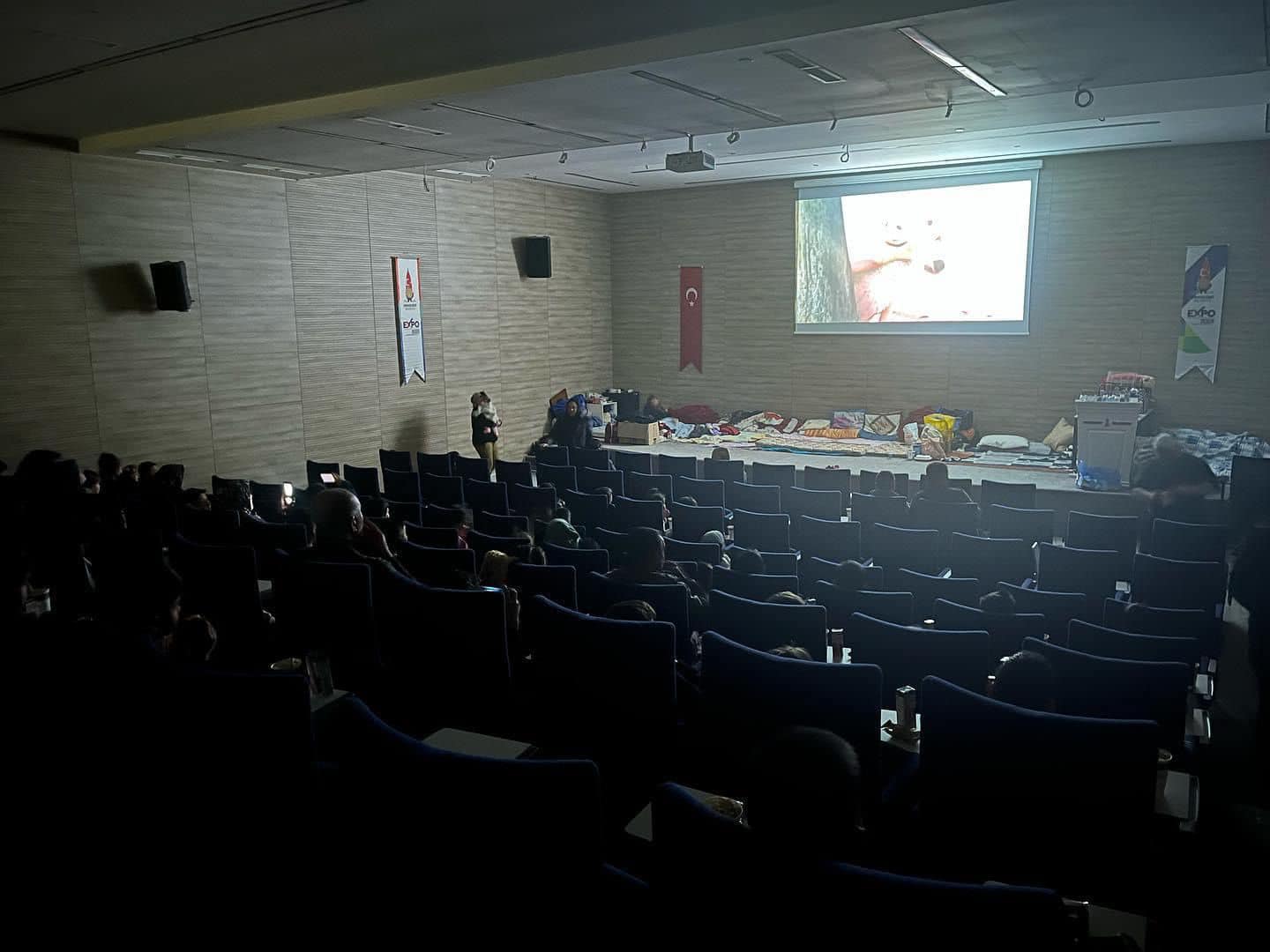 Depremzede çocuklara sinema sürprizi