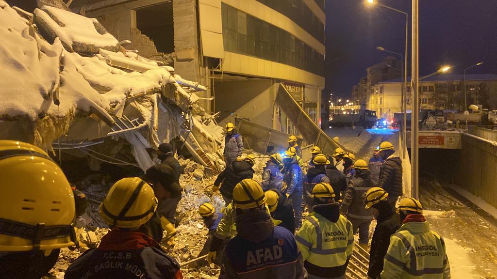 İnegöl arama kurtarma ekipleri enkazlarda zamanla yarışıyor