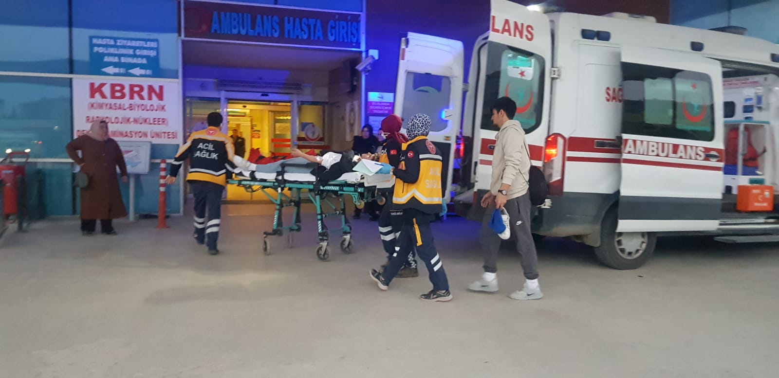 Otomobilin çarptığı motosikletteki 2 kişi yaralandı