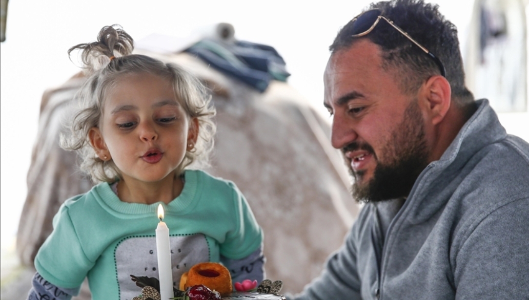 Hatay’da çadır kentte kalan çocuğun doğum günü pastası Kayseri’den geldi