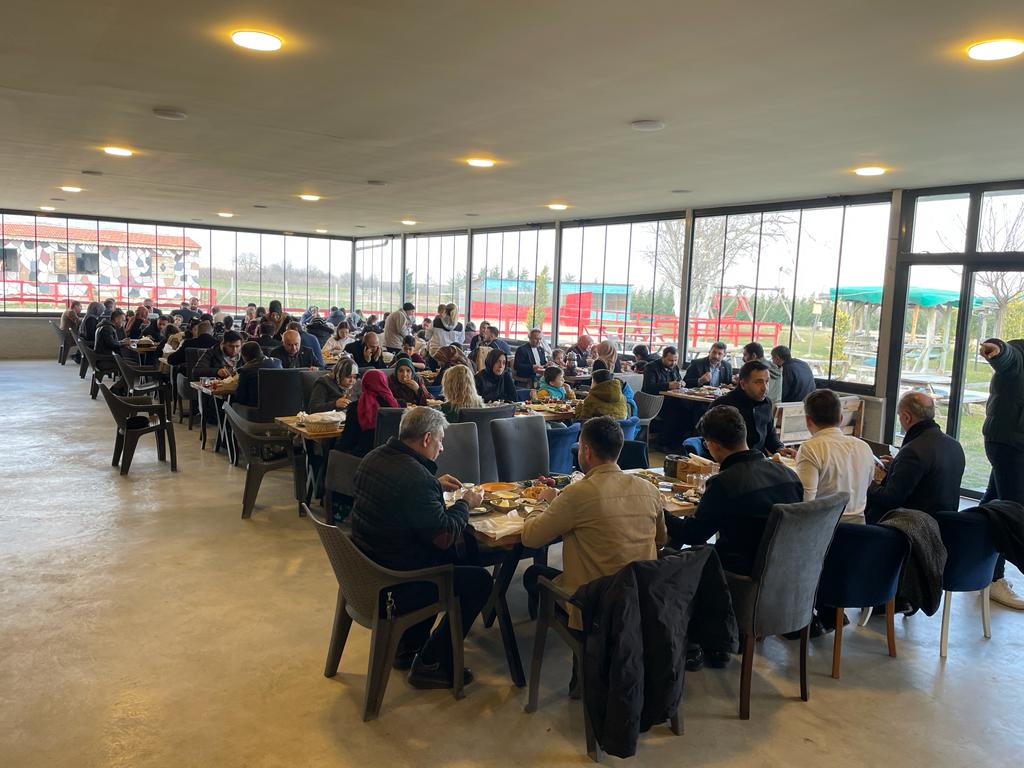 MHP depremzede aileleri kahvaltıda ağırladı