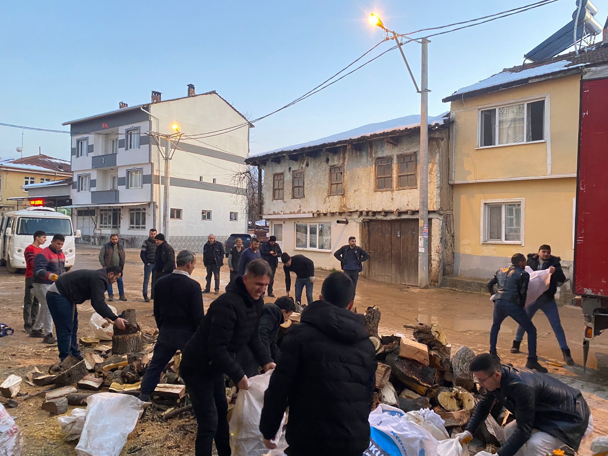 İnegöl kırsalında depremzedeler için çalışmalar devam ediyor