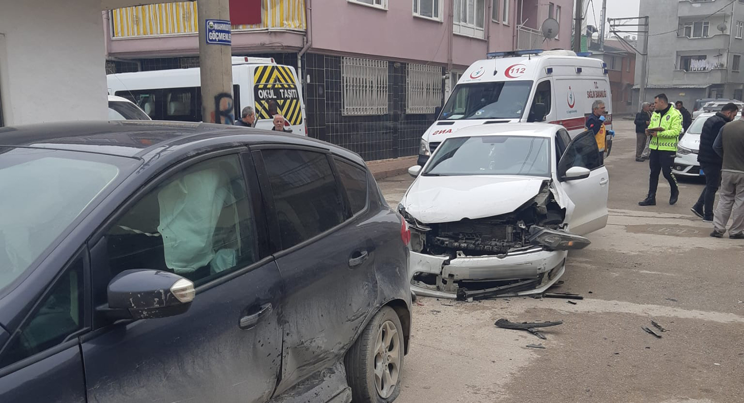 İki otomobilin karıştığı kazada 3 kişi yaralandı