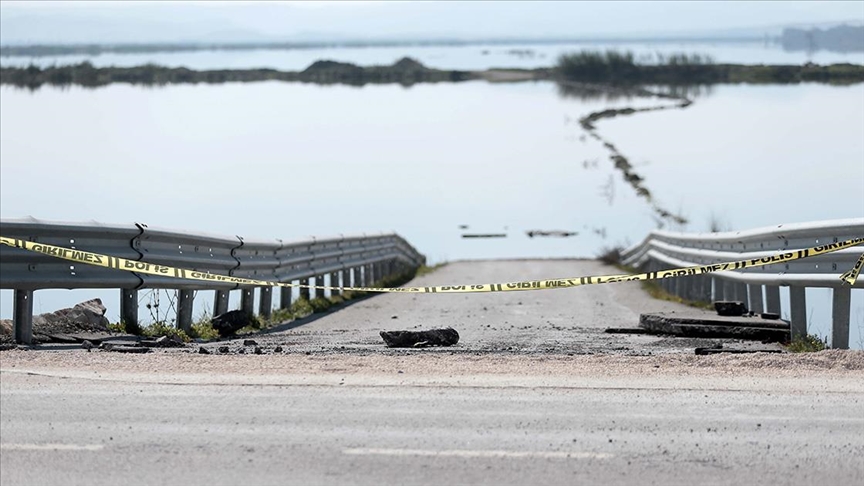 Hatay’daki Karasu Çayı taştı, çevresindeki tarım arazileri su altında kaldı