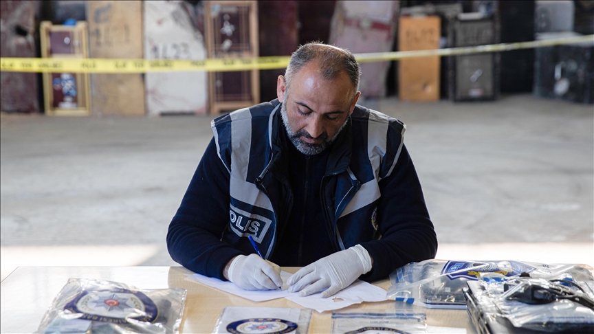 Hatay’daki enkazlarda bulunan telefon, tablet ve bilgisayarlar polis gözetiminde korunuyor