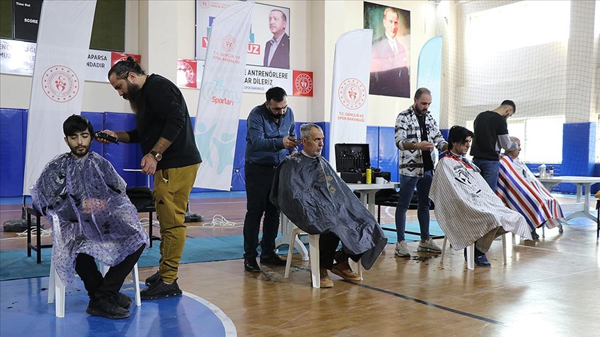 Gönüllü berber ve kuaförler depremzedeleri tıraş etti