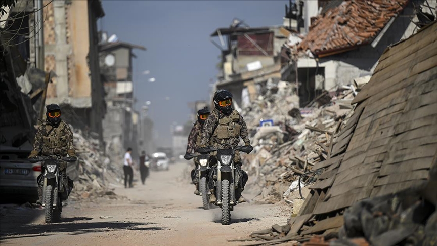 Hatay’da yıkım nedeniyle araç giremeyen sokaklar, kros motosikletli özel harekat polislerine emanet