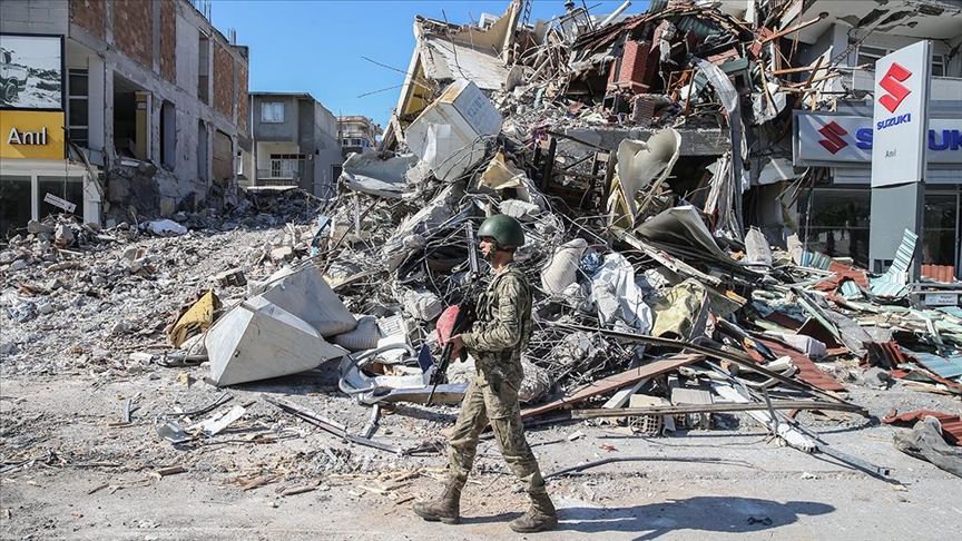 Mehmetçik İskenderun’da yıkılan binaların enkazında nöbet tutuyor