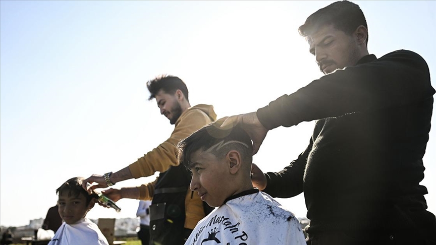 Şanlıurfalı depremzede berberler, Adıyamanlı “kader ortakları” için iş başında