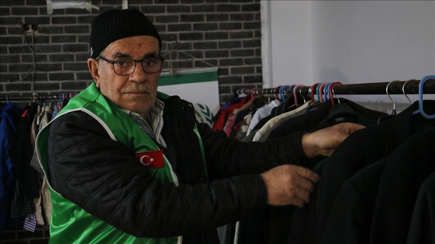 “Tahsin amca” depremzedelere yardım etmek için evine dönmüyor