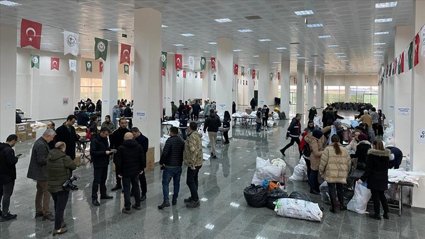 Karadeniz’den deprem bölgesine yardımlar sürüyor