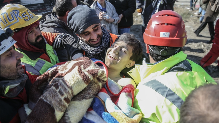 İskenderun’da enkaz altında kalan 16 yaşındaki çocuk 56 saat sonra kurtarıldı