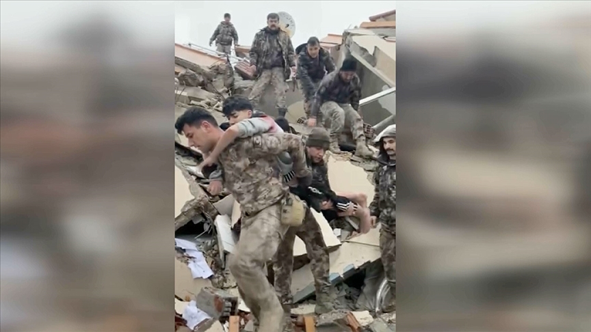 Özel harekat polisleri Hatay ve Nurdağı’ndaki enkazlardan 3 kişiyi kurtardı