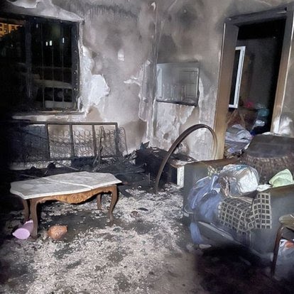 Evini ateşe verip kendini bıçakladı