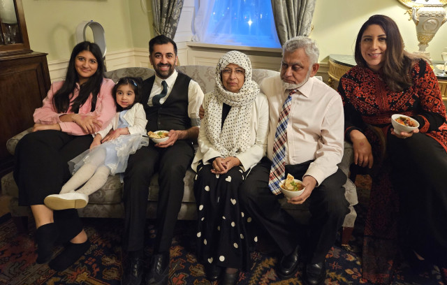 İskoçya'nın ilk Müslüman Başbakanı Hamza Yusuf, resmi konuttaki ilk gününde ailesine namaz kıldırdı