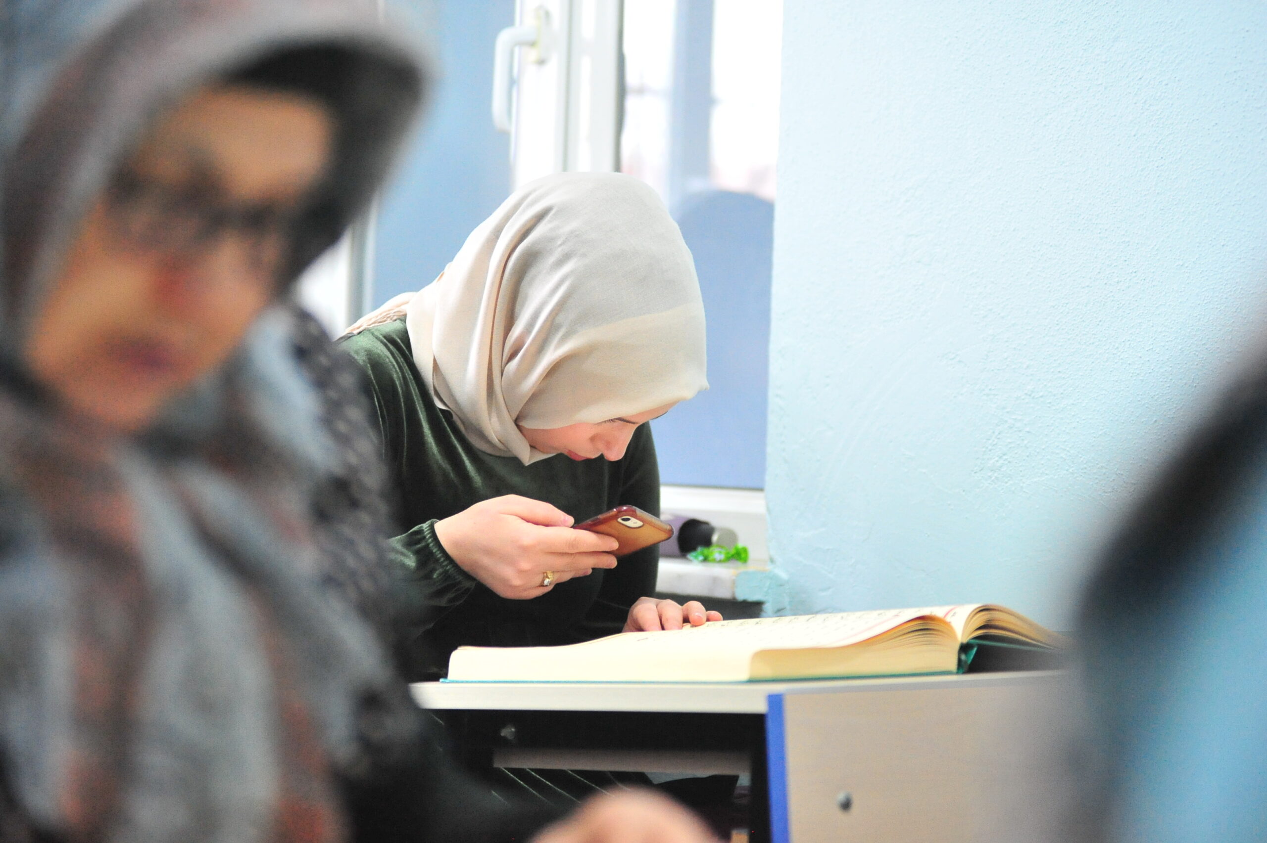 Görme engelli İnegöllü genç kadın, telefonunun kamerasını büyüteç gibi kullanarak Kur’an okumaya başladı