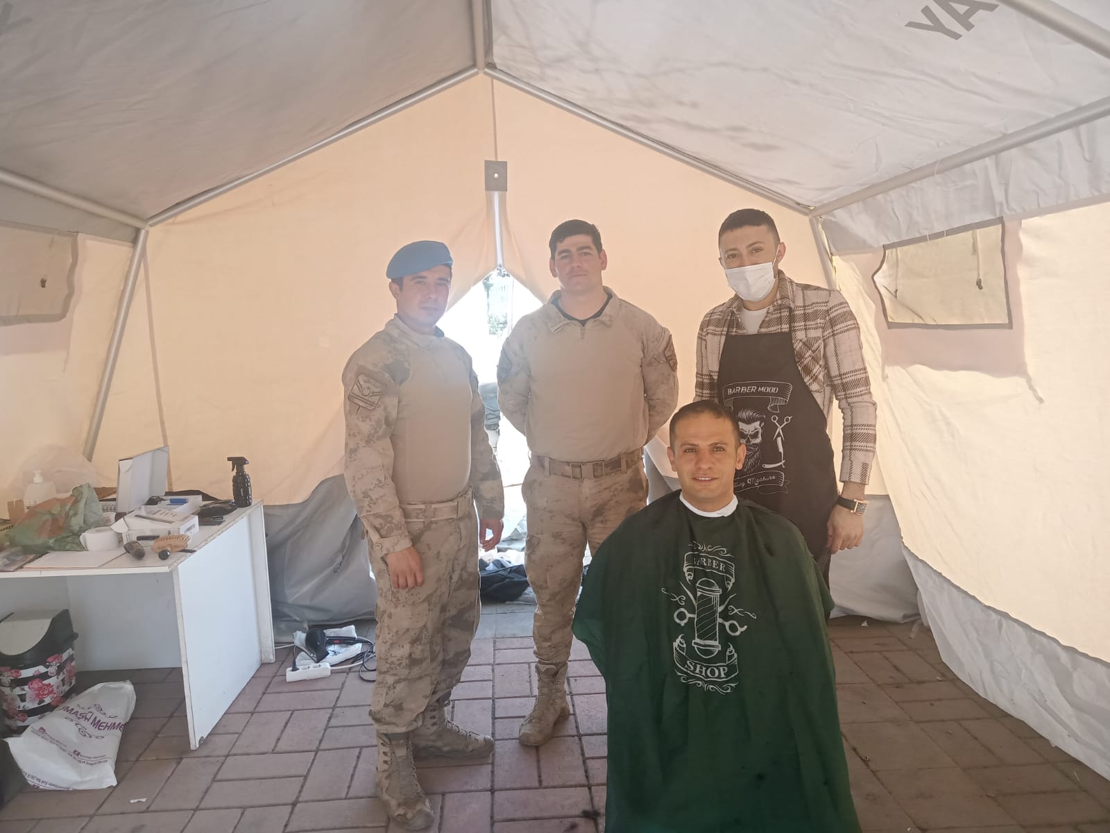 İnegöllü berberler, deprem bölgesindeki vatandaşları ücretsiz tıraş ediyor