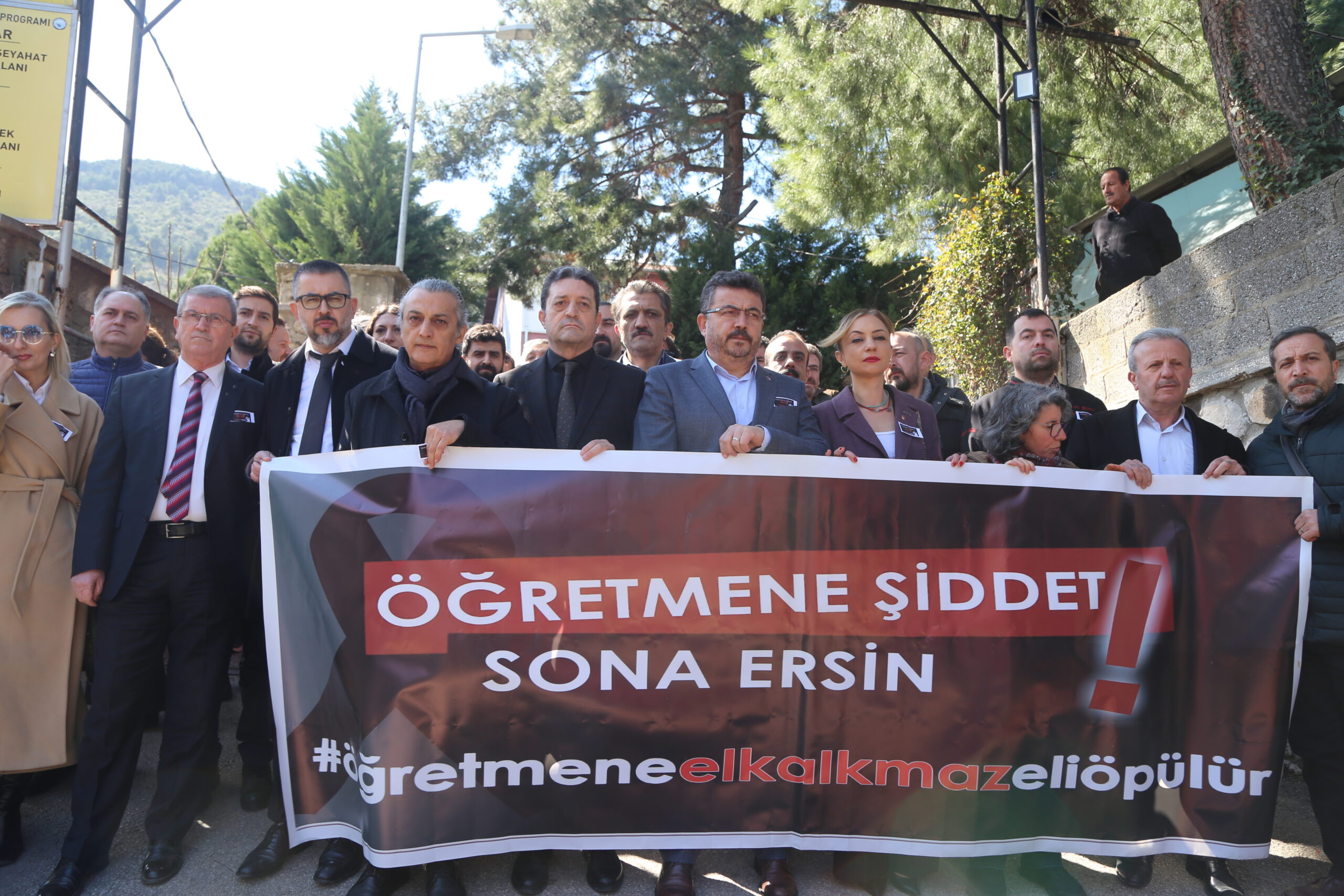 Öğrenci velisinin darbettiği öne sürülen öğretmen için sendikalardan ortak basın açıklaması