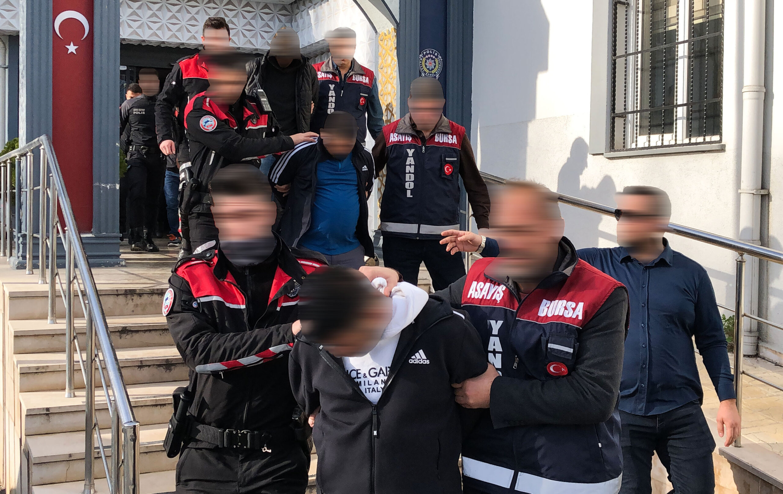 Kredisini kapatanları sigorta parasının iadesi bahanesiyle tuzağa düşüren şebeke çökertildi