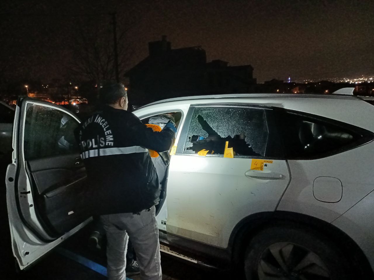 Tartıştığı doktorun aracına silahla saldırdı