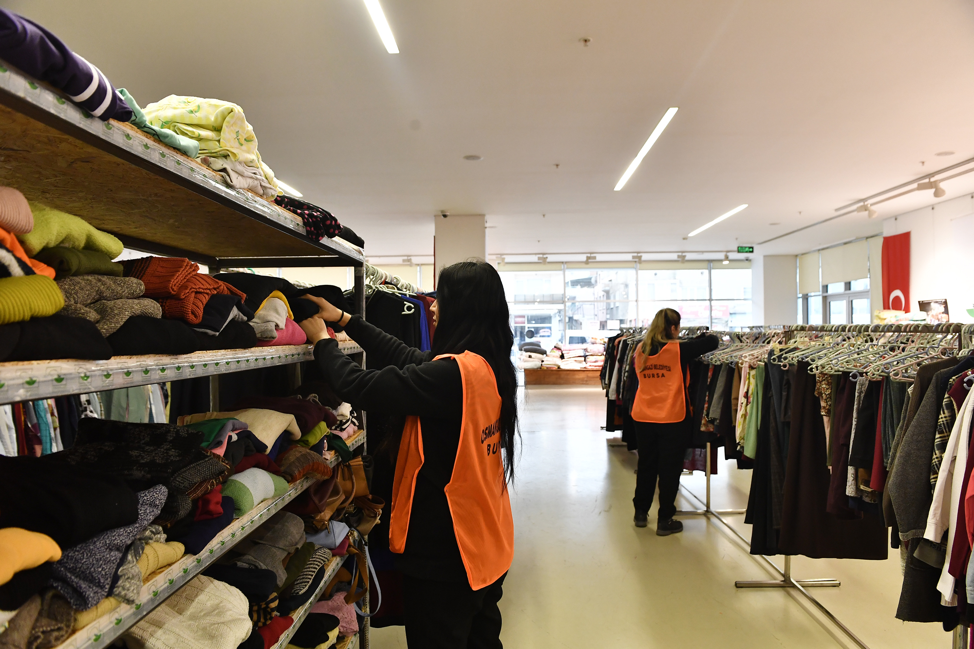 Bursa’da depremzedelere kıyafet desteği
