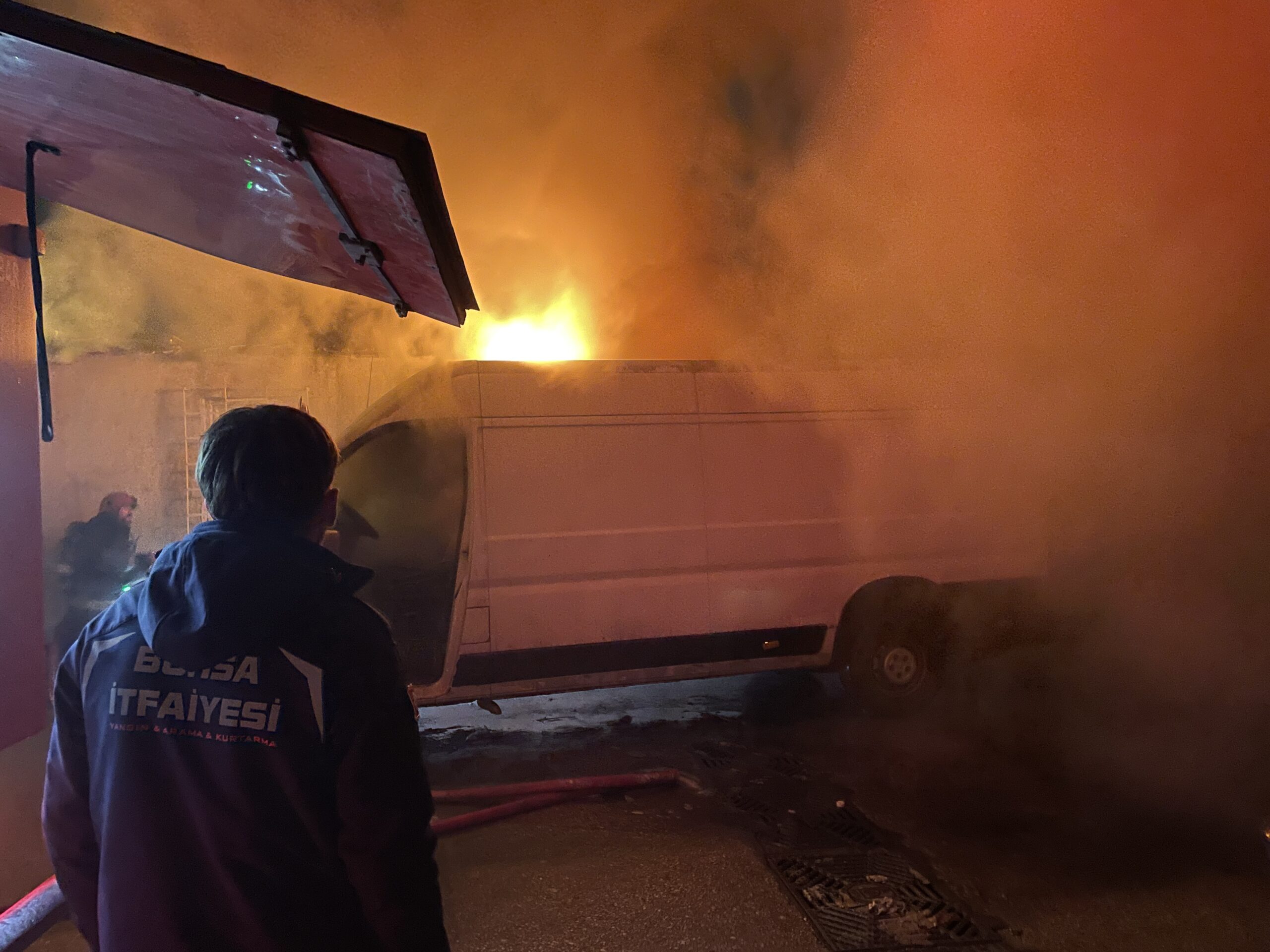 Hurda deposunda çıkan yangın söndürüldü