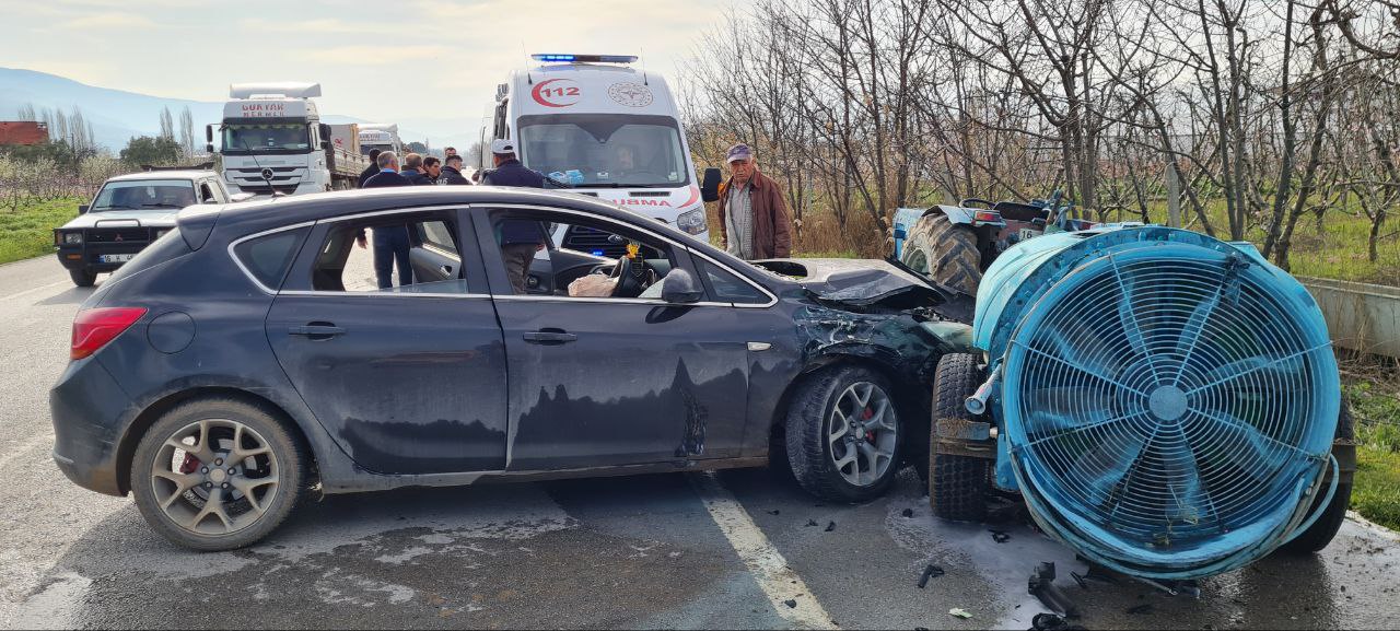 Otomobille traktörün çarpıştığı kazada 2 kişi yaralandı