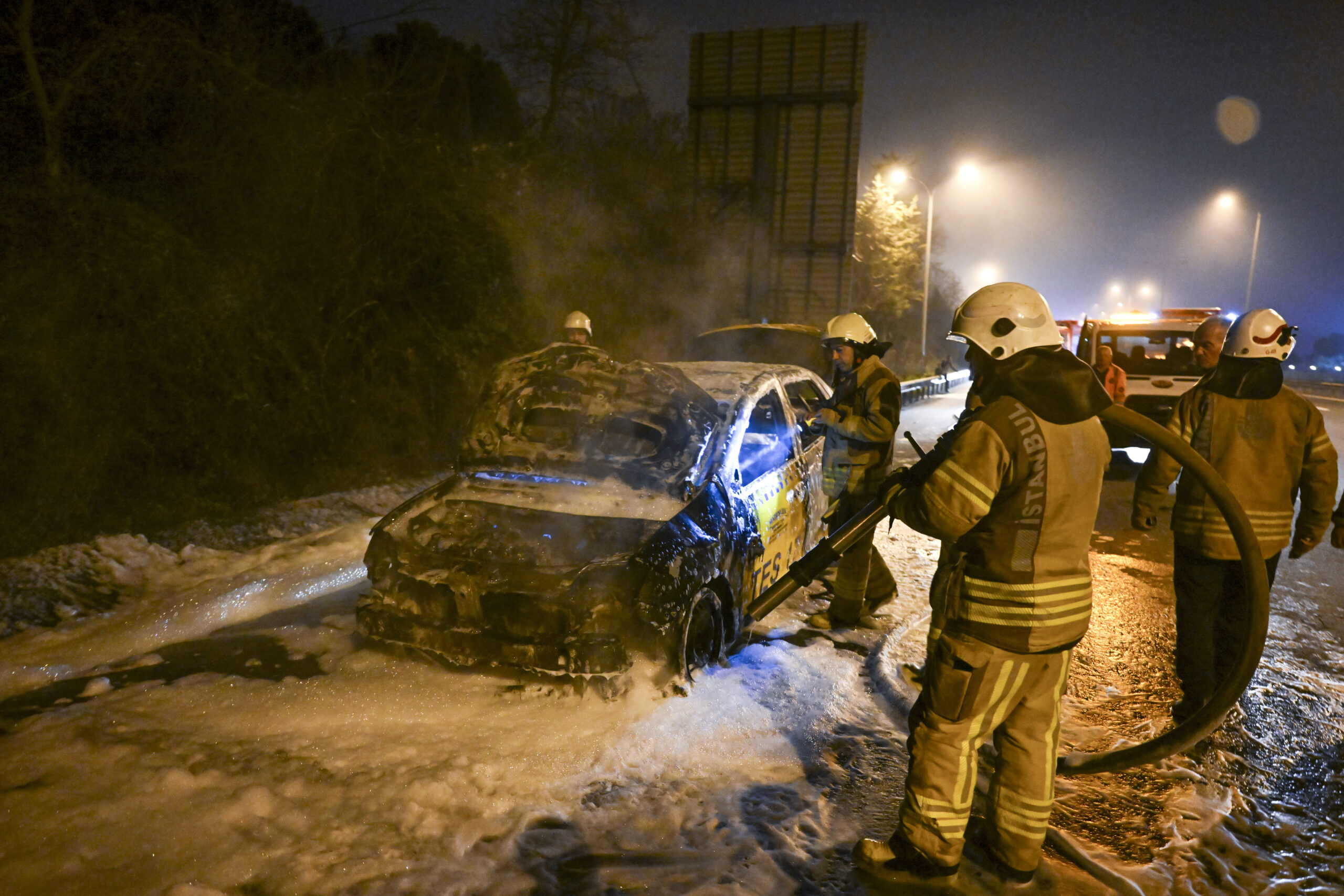 Anayol kapandı, korkutan yangın söndürüldü 