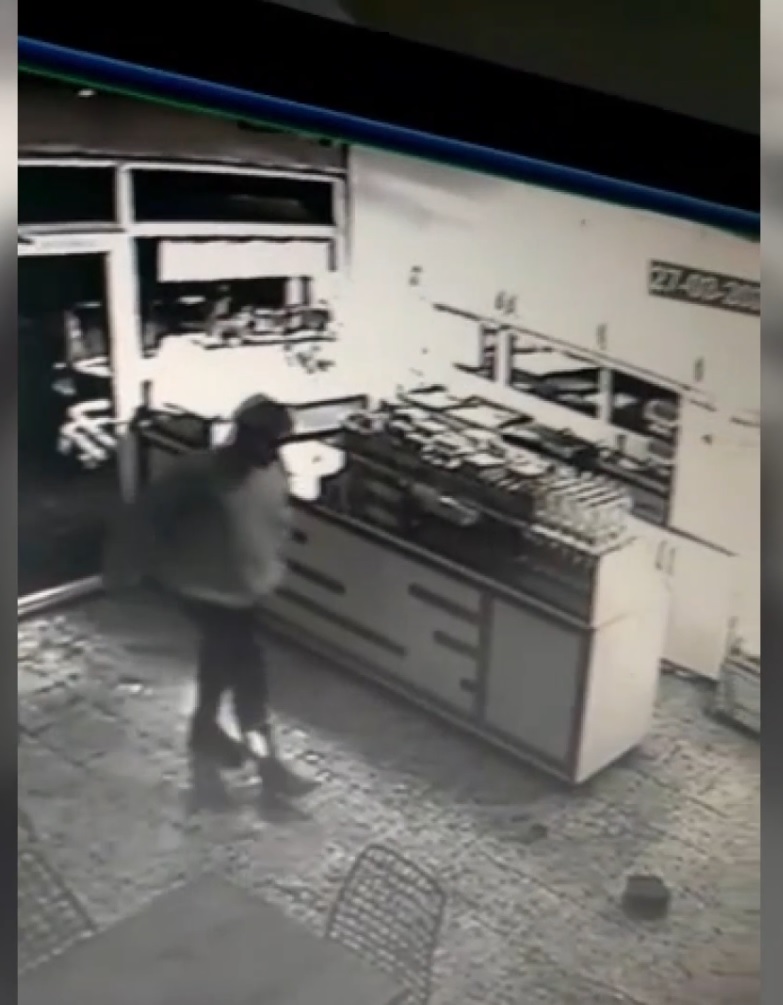 Kahvehaneden para ve meşrubat hırsızlığı güvenlik kamerasında