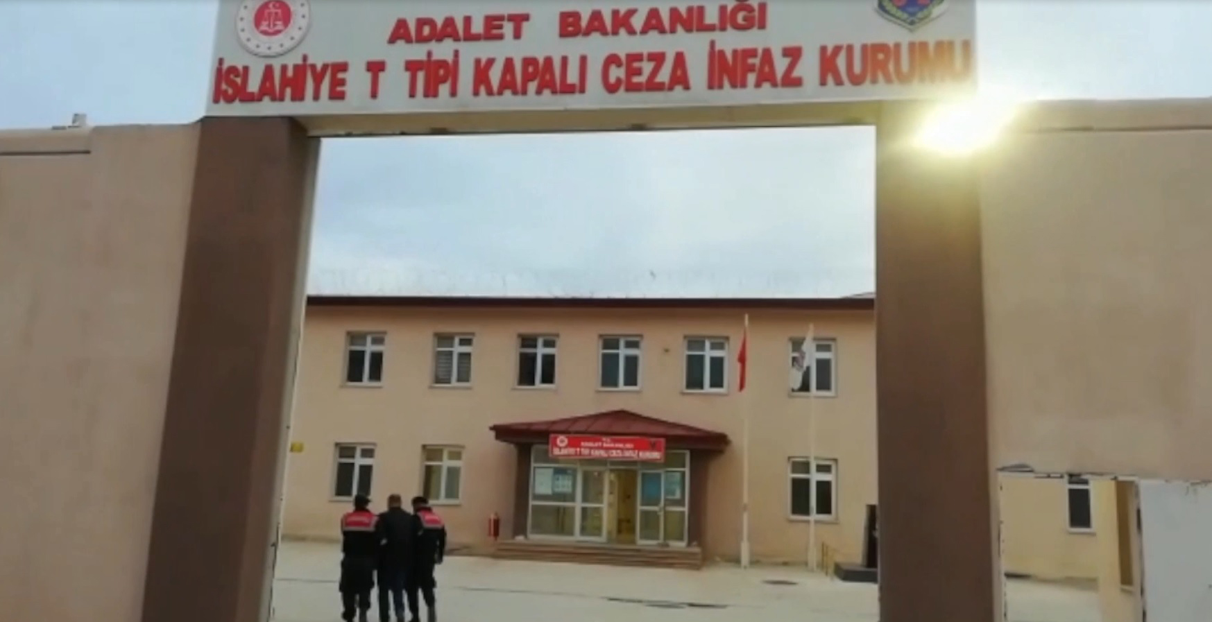 Depremzedelere ait çadırları çalarken yakalandı