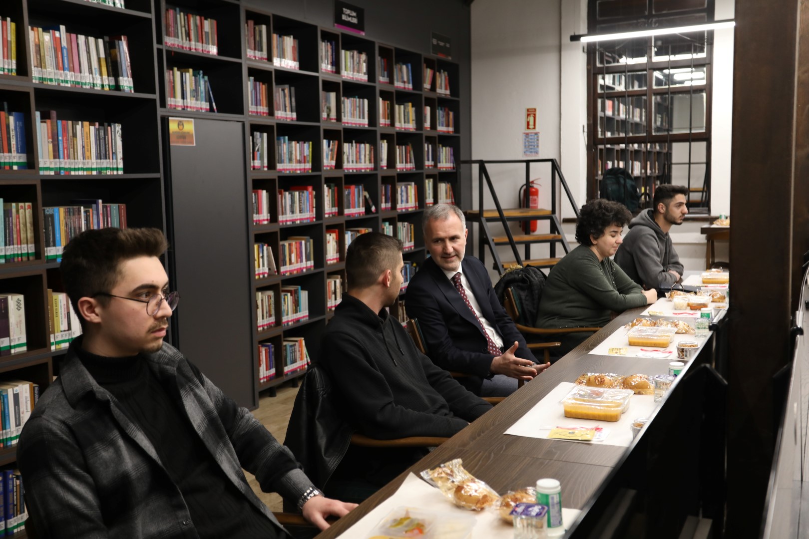 Başkan Taban Nöbetçi Kitaphanenin iftar sofrasında gençlerle buluştu