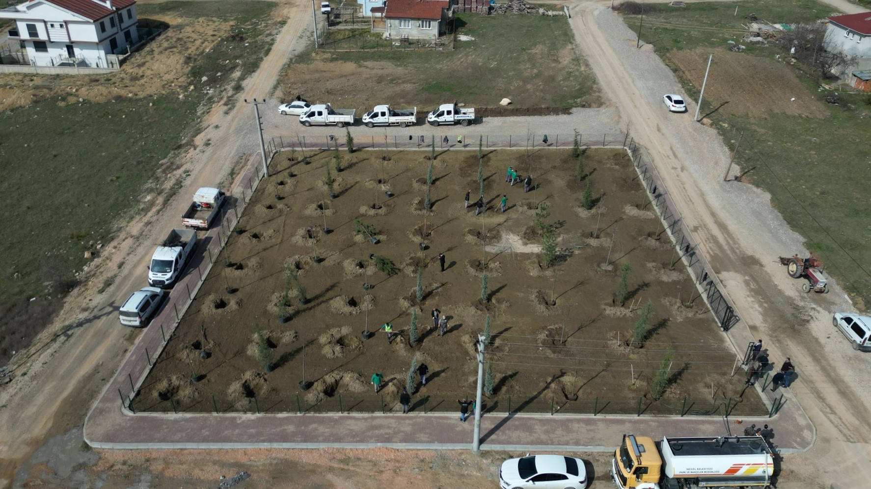 Akhisar’da 64 fidan toprakla buluştu