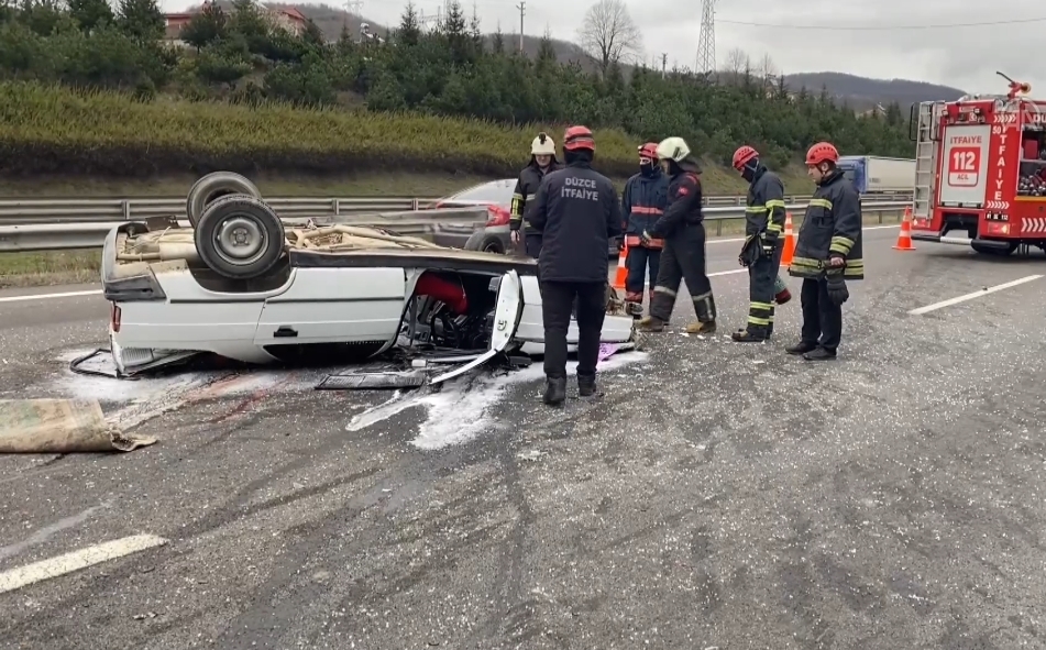 Tır otomobili biçti, 2 yaralı