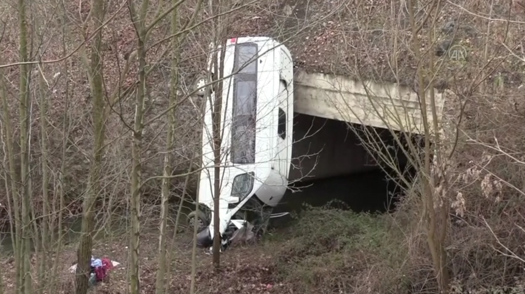 Yolcu minibüsü dereye devrildi, 13 kişi yaralandı