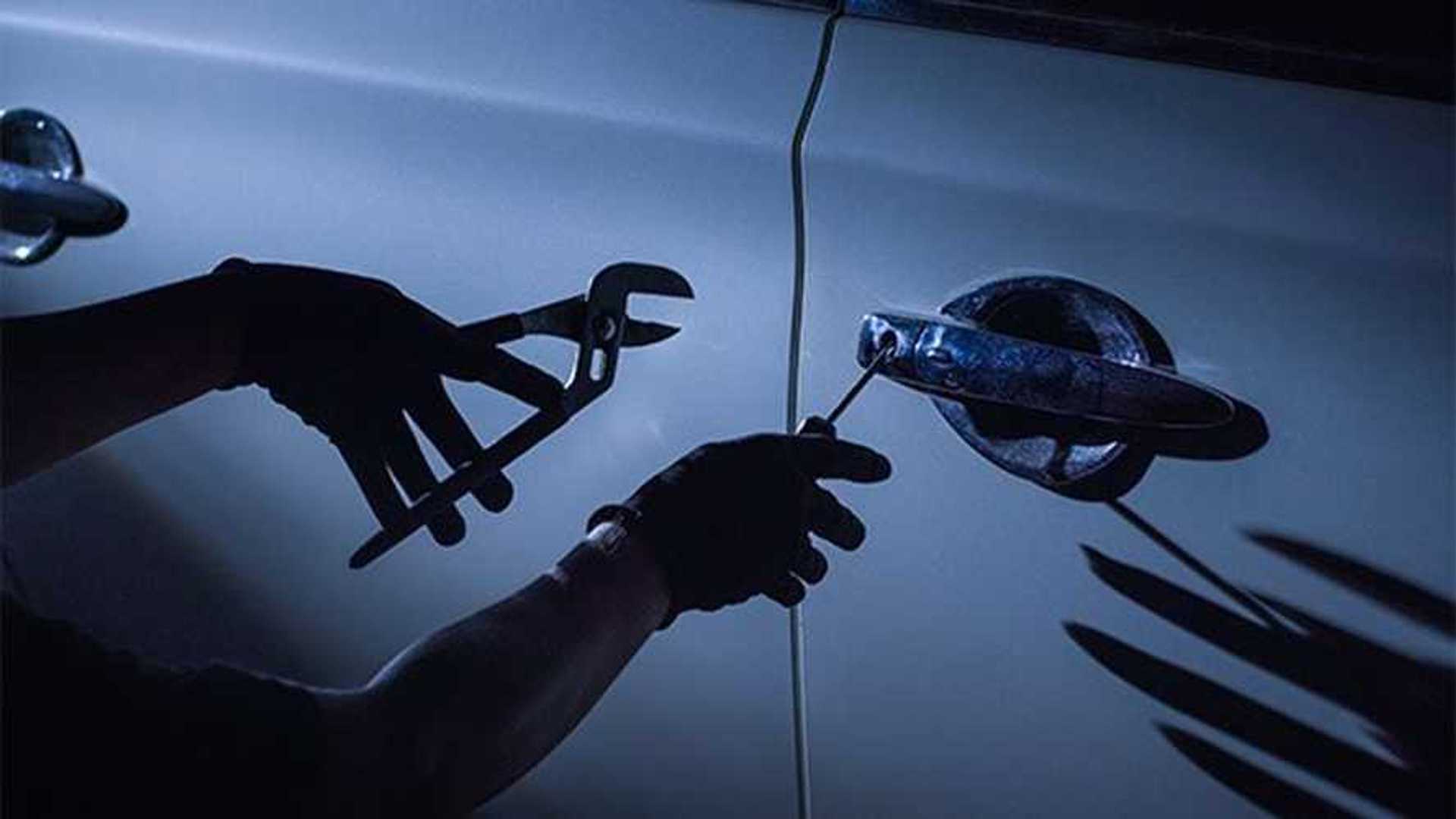 İnegöl’de oto hırsızlığı bıktırdı 2 otomobil daha çalındı