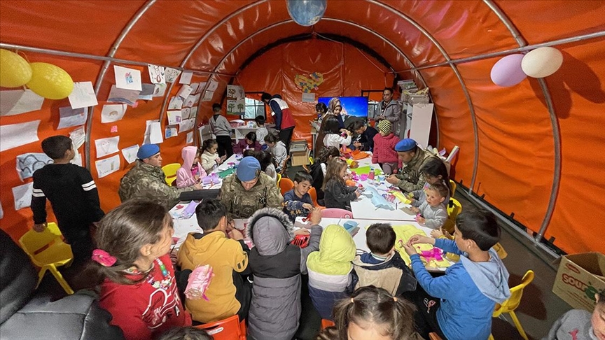 Depremzede öğrenciler “Mehmetçik Okulu”yla geleceğe hazırlanıyor