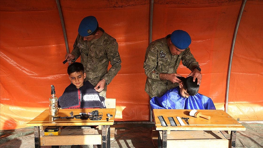 Adıyaman’da çadır kentteki depremzedelerin tıraşı Mehmetçikten