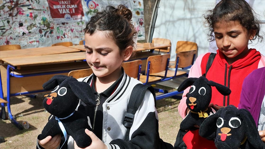 Depremzede çocuklar kahraman arama kurtarma köpeği “Proteo”yu oyuncaklarda yaşatıyor