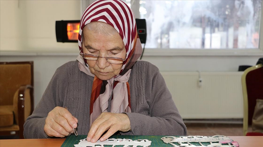 “Öğrenmenin yaşı yoktur” diyerek 77’sinde rölyef yapmaya başladı