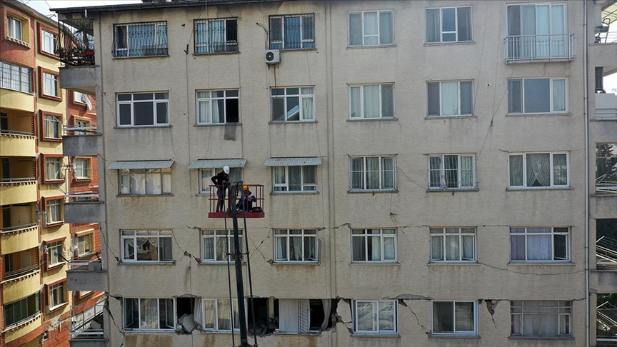 Hasarlı binalarda mahsur kalan “can dostların” kahramanları